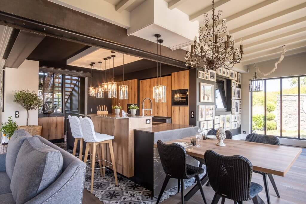 Cuisine haut de gamme sur-mesure avec îlot central, finitions bois et noir mat – projet réalisé à Sarreguemines. Photo réalisée par l'Atelier Ecrin Visuel
